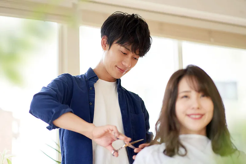 雰囲気の異なるヘアスタイルの掲載